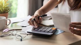 Guvernul promite majorarea salariului minim din octombrie. Prea puțin, spun românii: „Vom asista la noi scumpiri”